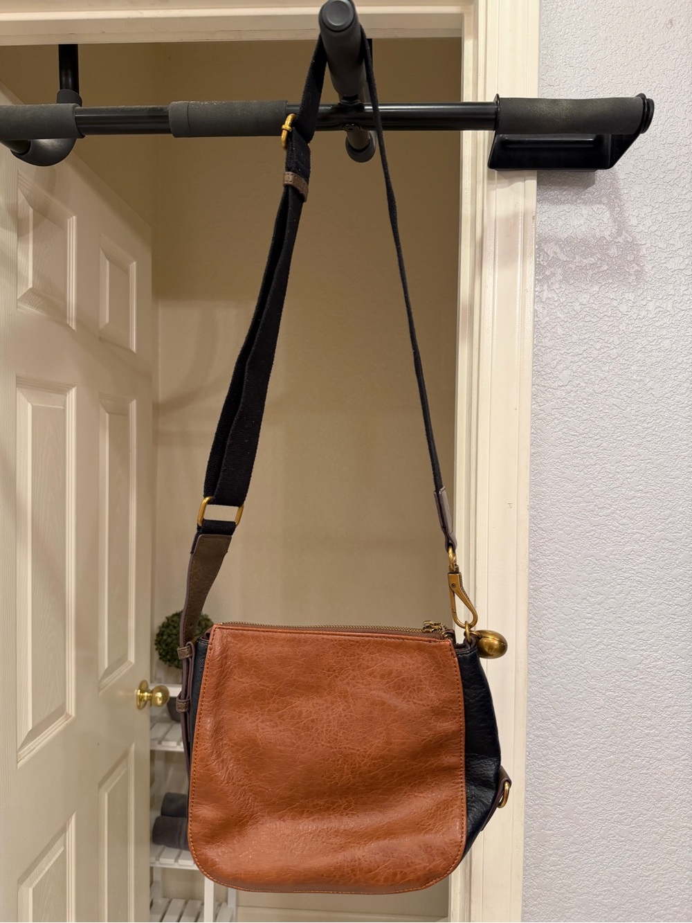 Dolce Vita Multi-Color Crossbody Shoulder Bag in Chestnut, Brown and Black